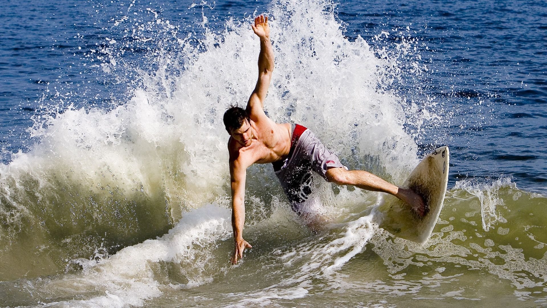 搏击赛场竞争激烈精彩纷呈，搏击比赛介绍